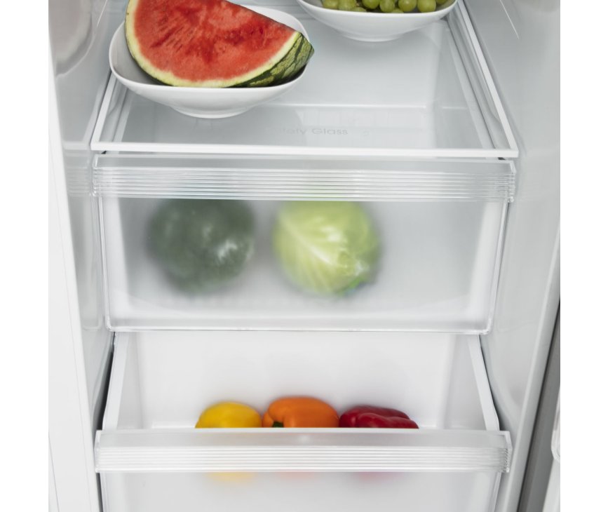 Foto van de twee groentelades onderin het het koelgedeelte van de Inventum SKV1788R side-by-side koelkast