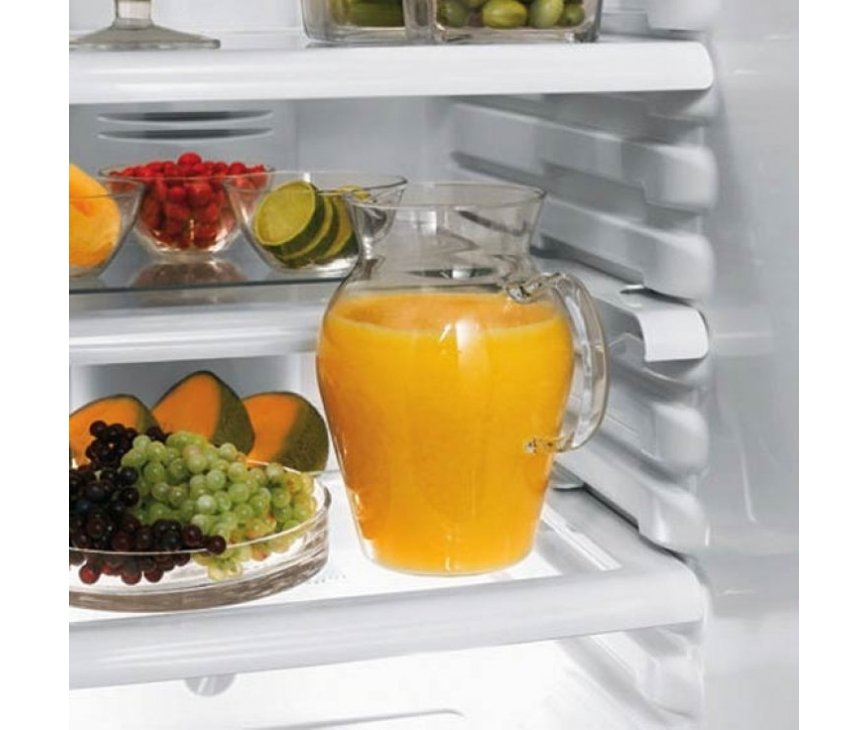 De binnenzijde van de koelkast heeft in hoogte verstelbare leggers van veiligheidsglas