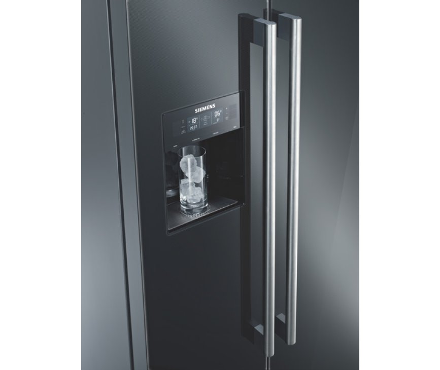 De vlakke ijsdispenser van de Siemens KA62DS51 geeft in combinatie met de rvs grepen een super stoer design aan de amerikaanse koelkast