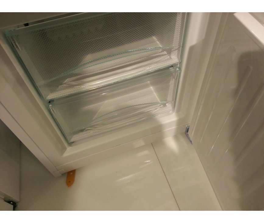 Foto van de transparante deurbakken in de binnendeur van de MIELE koelkast KD12612S