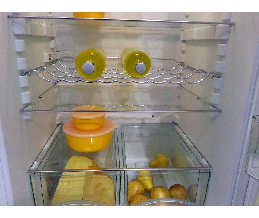 Zeer praktisch in de MIELE koelkast is ook de chromen flessenhouder
