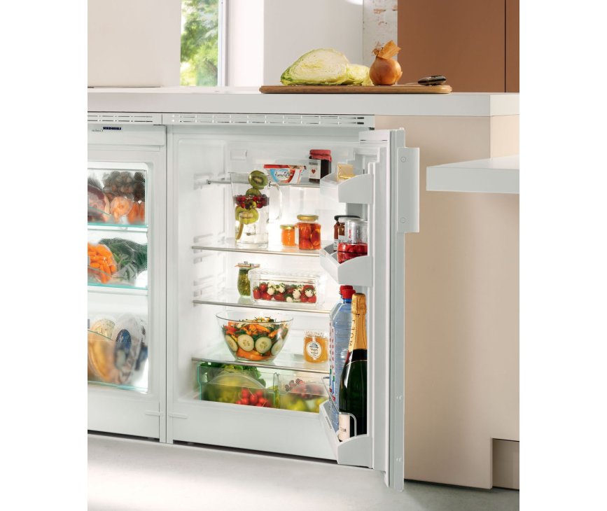De Liebherr UK1720 onderbouw koelkast is voorzien van twee groente- en fruitladen
