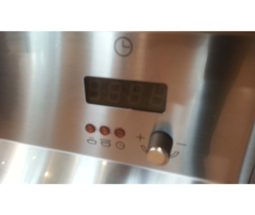 Dankzij de digitale programeerklok is de oven in tijd instelbaar.