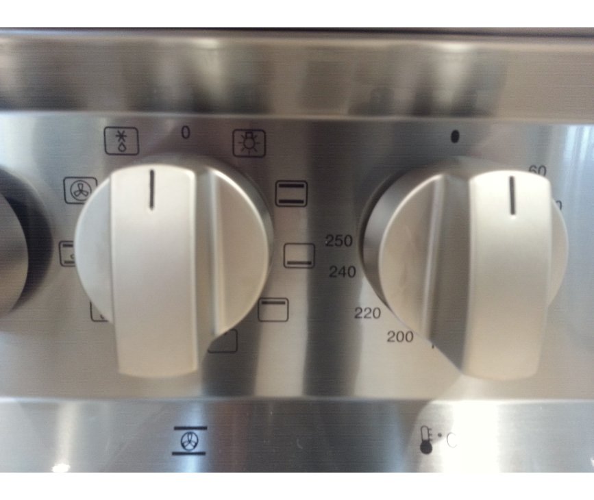 De Lofra MX66.40 beschikt over diverse oven functies waarbij de temperatuur instelbaar is tot 250 graden