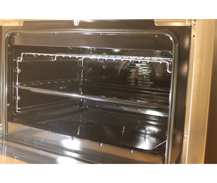 De oven van de M-System MFTW95IX is ruim en beschikt over een snel voorverwarm functie