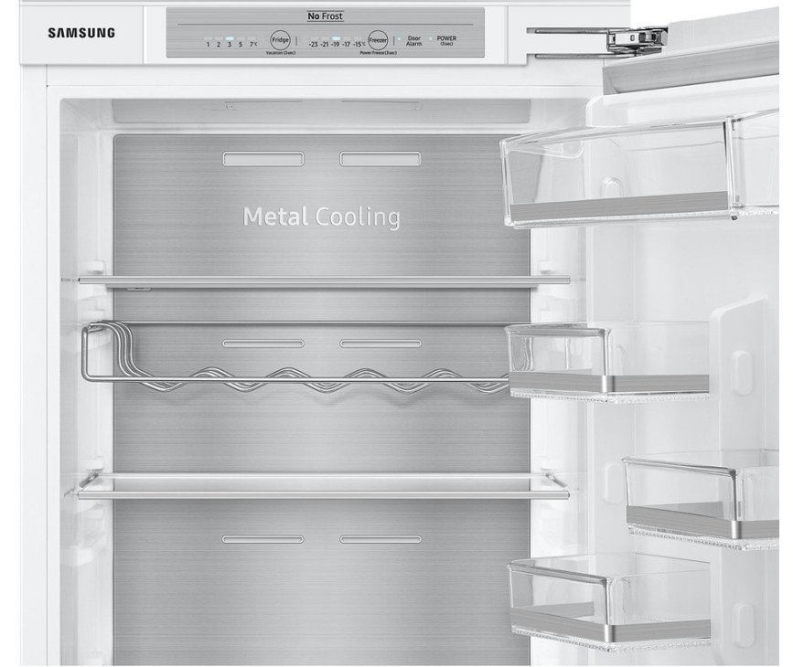 De achterwand in het koelgedeelte is volledig roestvrijstaal (Metal Cooling)