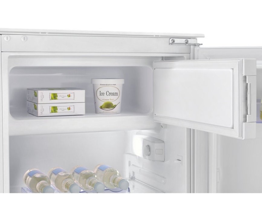 De Samsung BRR12M001WW koelkast inbouw heeft bovenin een vriesvak voor klein vries spullen