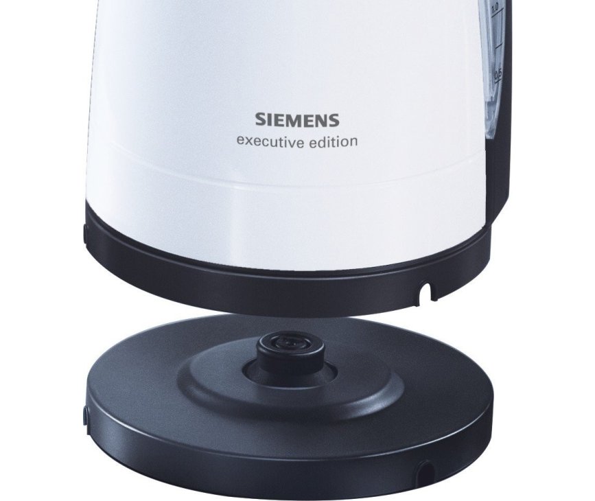 De waterkan de van de Siemens TW60101 waterkoker is draaibaar en snoerloos