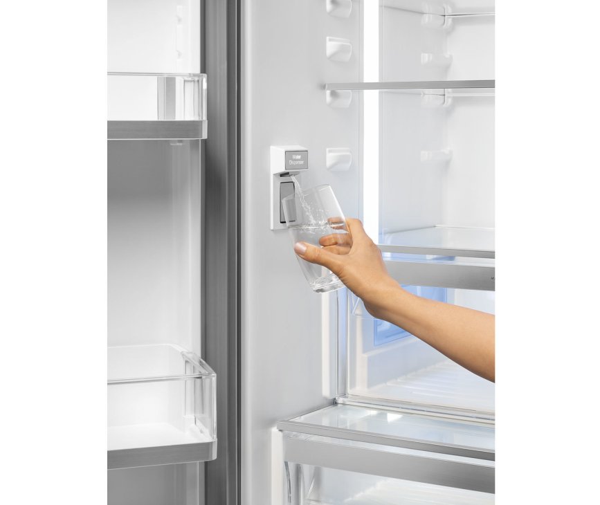 Praktisch is de waterdispenser in het koelgedeelte van de Smeg FQ60X2PEAI side-by-side koelkast