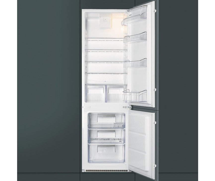 De Smeg C7280FP inbouw koelkast is 178 cm hoog en voorzien van sleepdeur geleiders