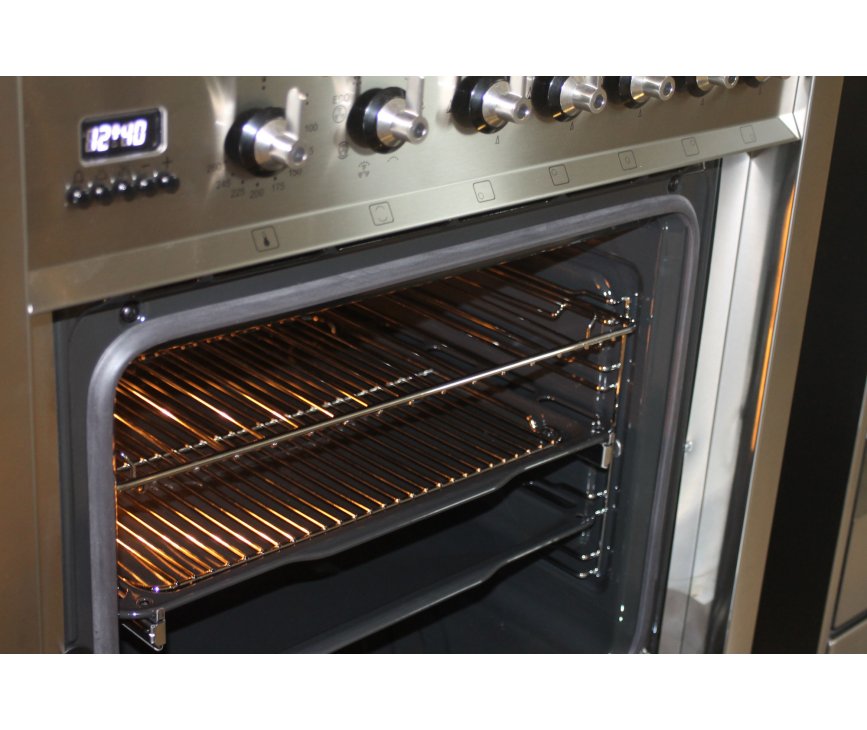 Foto van de oven van de Smeg C7GMXNL8 uitgevoerd met twee roosters en een bakplaat