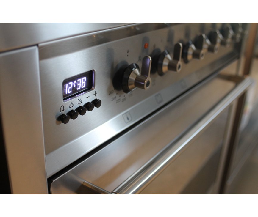 De digitale programmeerklok maakt het mogelijk de oven van de Smeg C7GMXNL8 te voorzien van begin en eindtijd