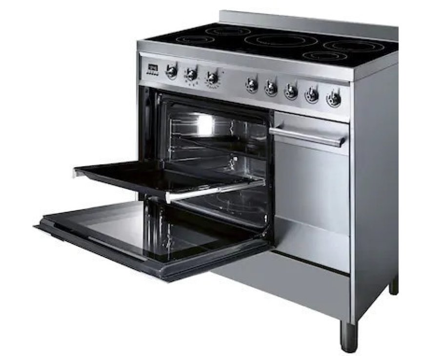 De grote oven van de Smeg C92IPX8 heeft een pyrolyse stand waarmee de oven zichzelf schoon kan branden