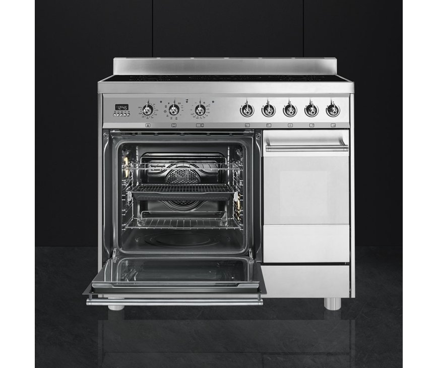 De linker grote oven is multifunctioneel waardoor bij de hetelucht stand op meerdere niveaus gerechten bereid kunnen worden