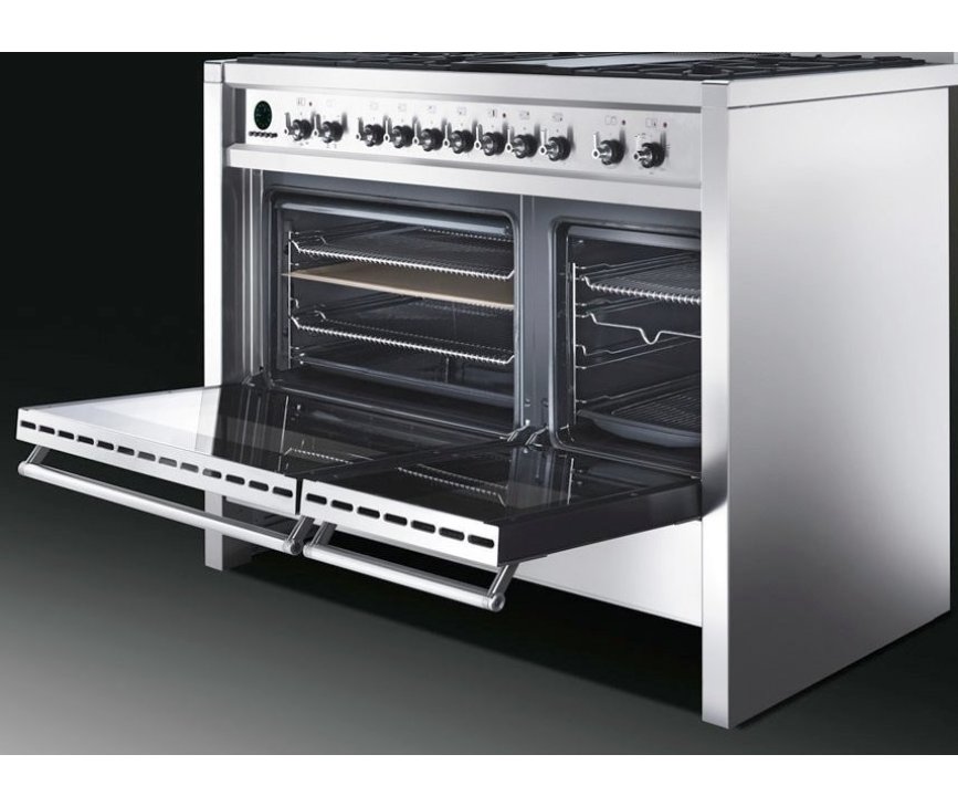 Het SMEG fornuis CS120NLK beschikt over een grote en een kleinere oven.