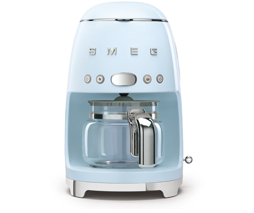 De lichtblauwe koffiemachine combineert fraai met de chromen accenten van de knoppen en logo