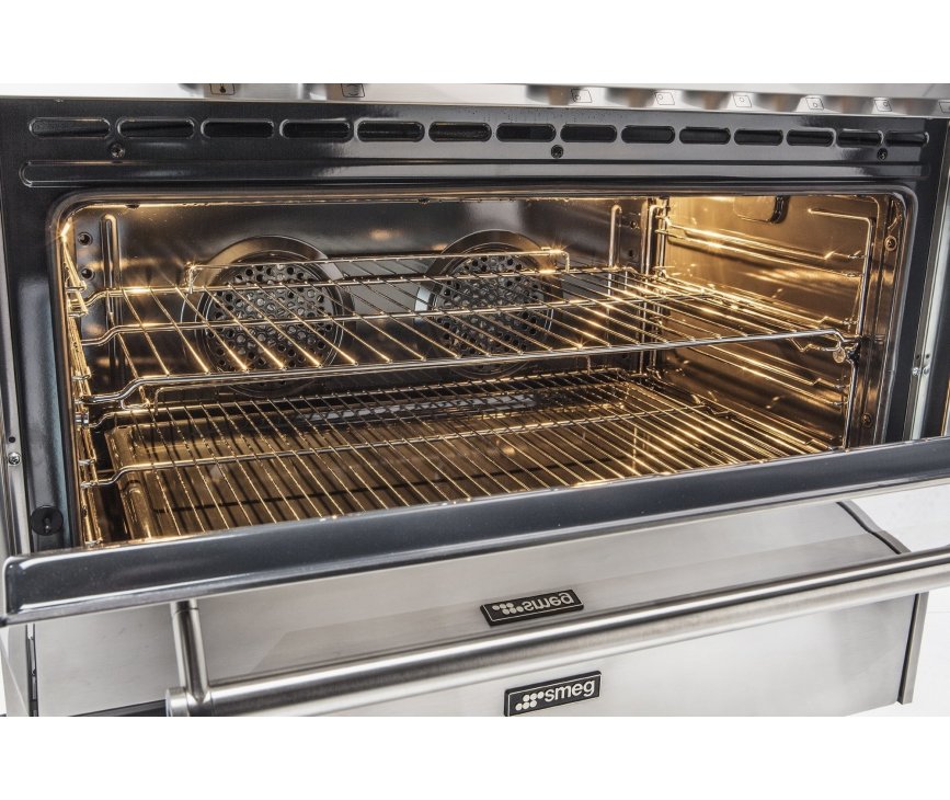 De oven van de Smeg DS9GMX is multifunctioneel en beschikt over hetelucht, grill en onder- en bovenwarmte