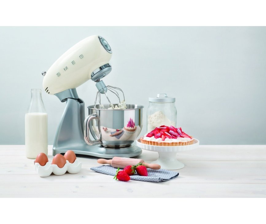 Met de Smeg SMF02CREU keukenmachine creme maakt u de heerlijkste taarten!
