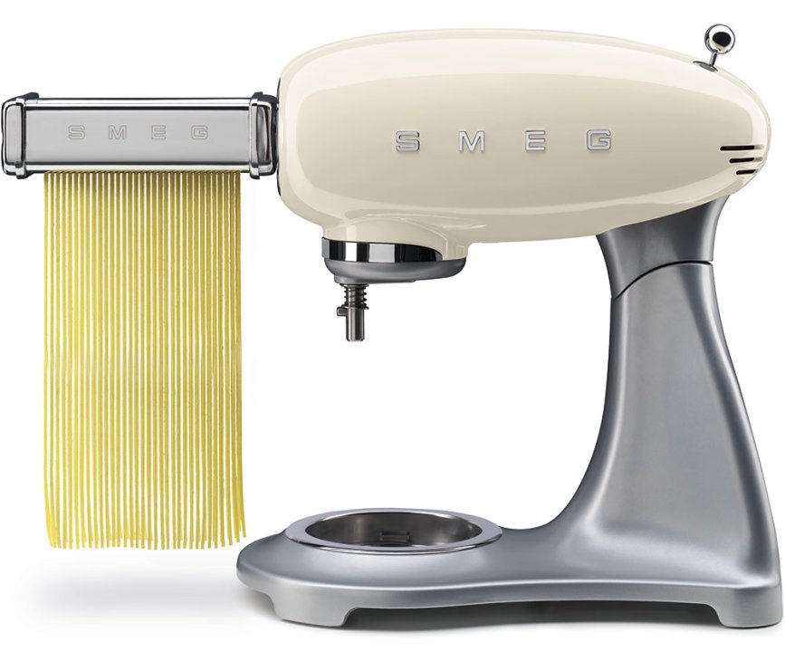 Met een apart te ebstellen accessoires kan de Smeg SMF02CREU ook gebruikt worden voor de bereiding van pasta