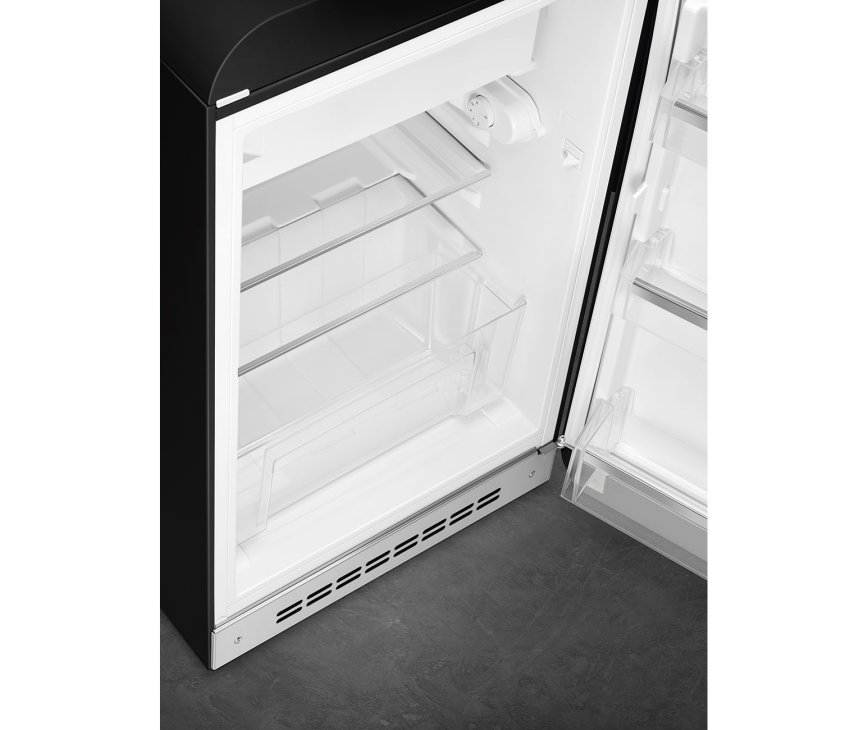 Het interieur van de Smeg FAB10RBL5 zwarte koelkast - rechtsdraaiend