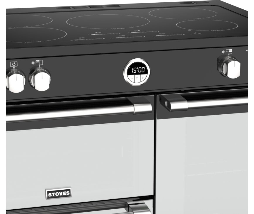 De bediening van de Stoves Sterling S900 EI Deluxe zwart inductie fornuis bevindt zich op de kookplaat zelf