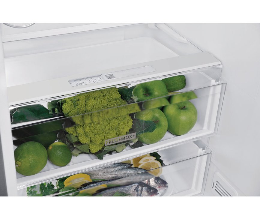Foto van de ruime groentelade onderin de Whirlpool W7 821O OX koelkast