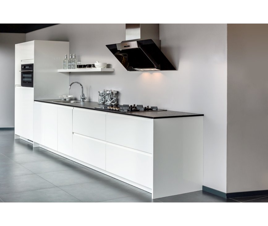 Dankzij het schuine design van de WS9070FM heeft u het voordeel van meer hoofdruimte bij koken