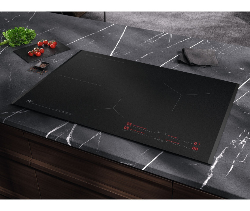 AEG TII84B00FZ inductie kookplaat met SaphirMatt glas - 80 cm.