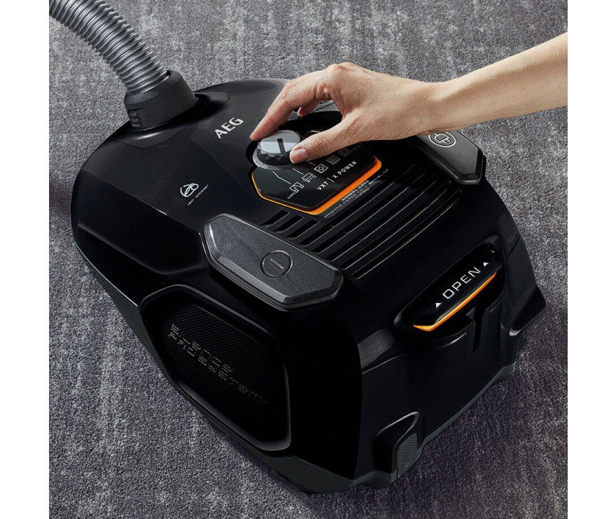 AEG VX7-2-EB-L zwarte stofzuiger met parketborstel en turbozuigmond 