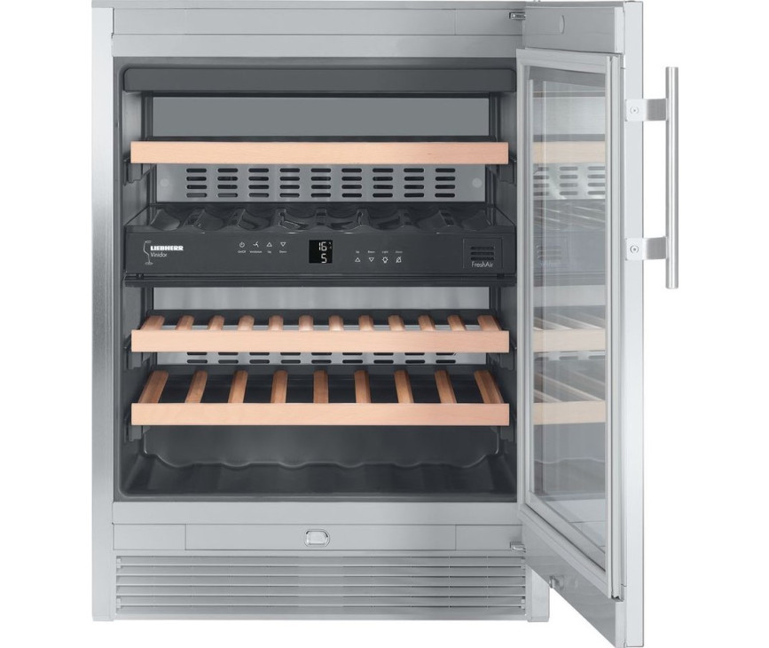 De Liebherr WTes1672 wijnkoelkast heeft uineembare plateaus op telescooprails