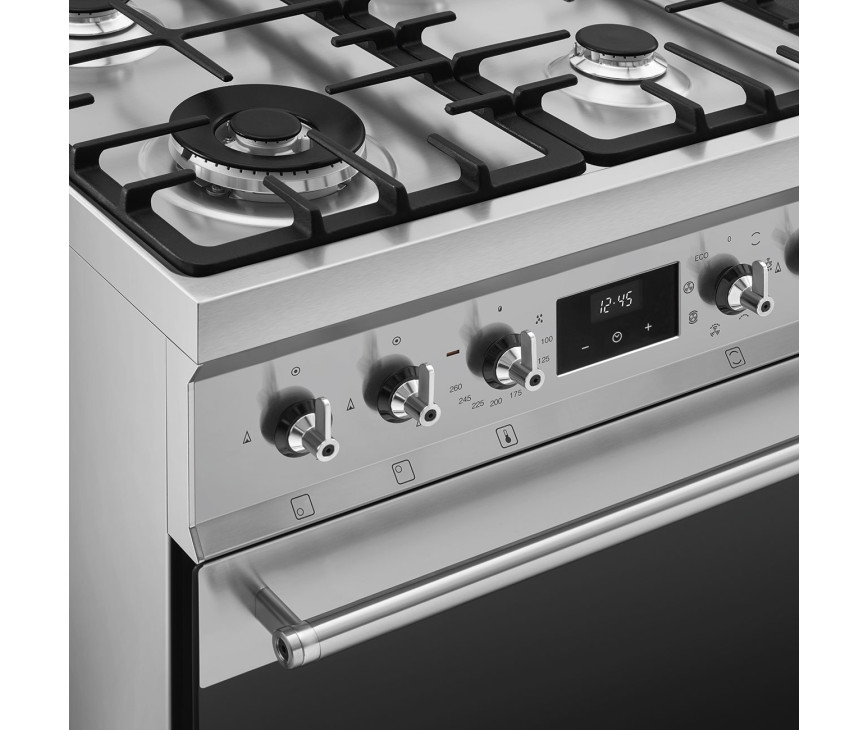 Close up foto van de gasbranders en de bediening van de Smeg C6GMXNLK2 gas fornuis