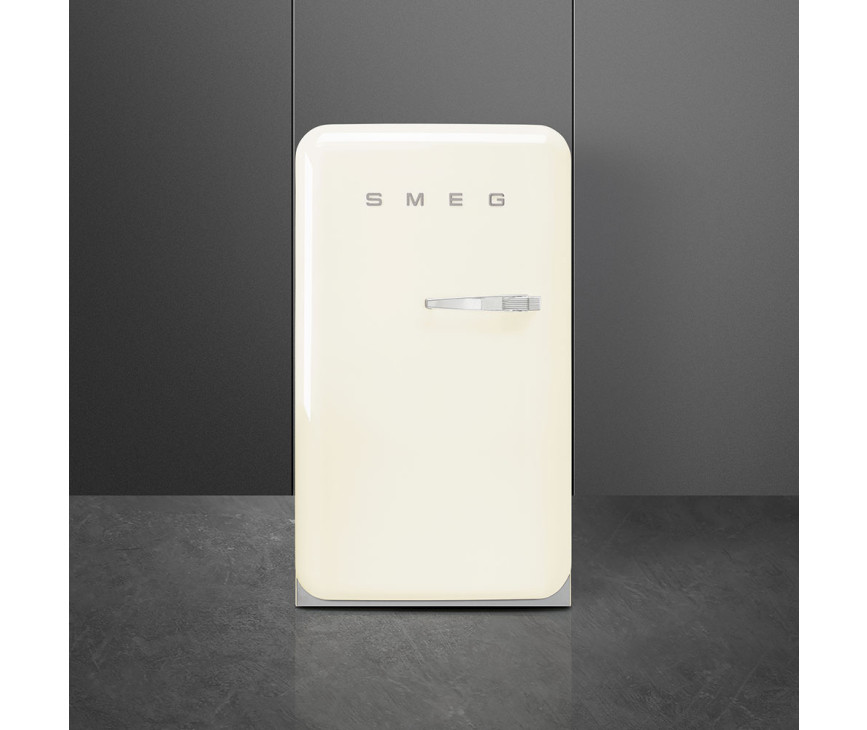 Foto van de SMEG tafelmodel koelkast FAB10HLCR5 uitgevoerd met linkdraaiende deur. 