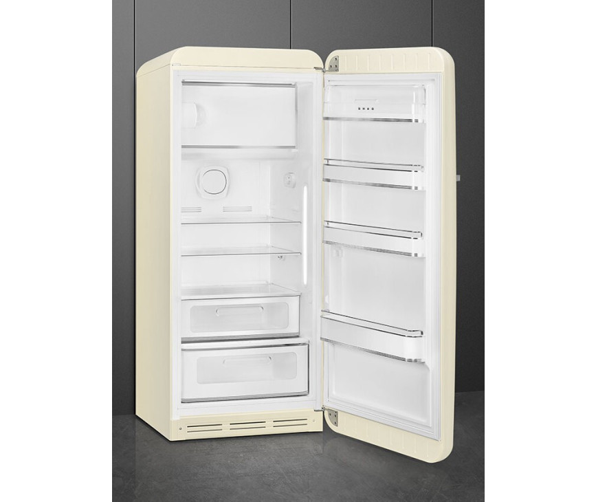 Overzichtsafbeelding van het interieur van de Smeg FAB28RCR5 koelkast creme - rechtsdraaiend