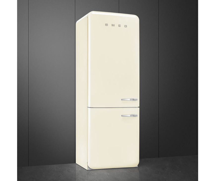 De Smeg FAB38LCR5 is 70 cm. breed en 205 cm. hoog