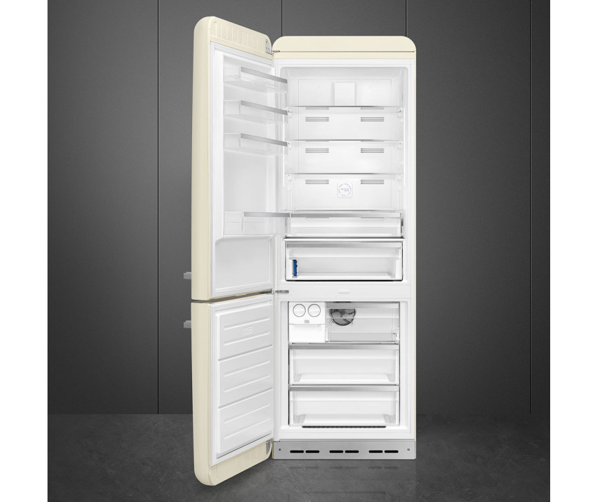 Foto van de binnenkant van de Smeg FAB38LCR5 koelkast