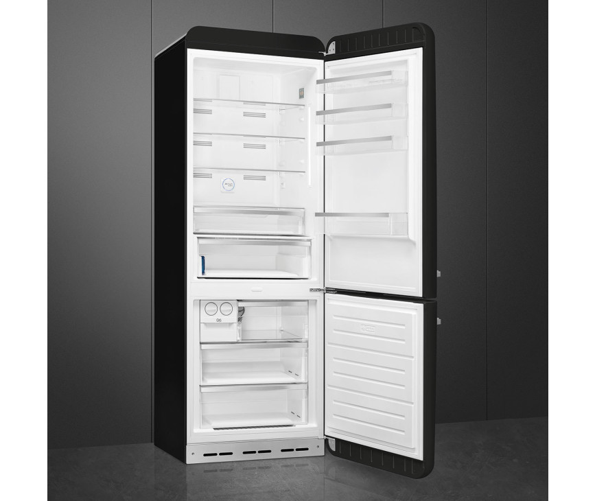 Dankzij de breedte van 70 cm. biedt de Smeg FAB38RBL5 zeer veel inhoud