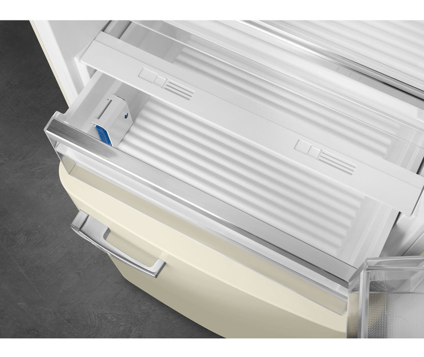 De Smeg FAB38RCR5 heeft een 0 graden life plus lade onderin het koelgedeelte