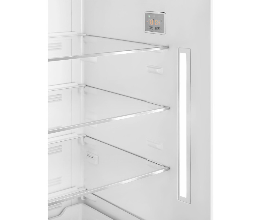 Foto van de LED lichtzuilen in het koelgedeelte van de Smeg FAB38RCR5 koelkast