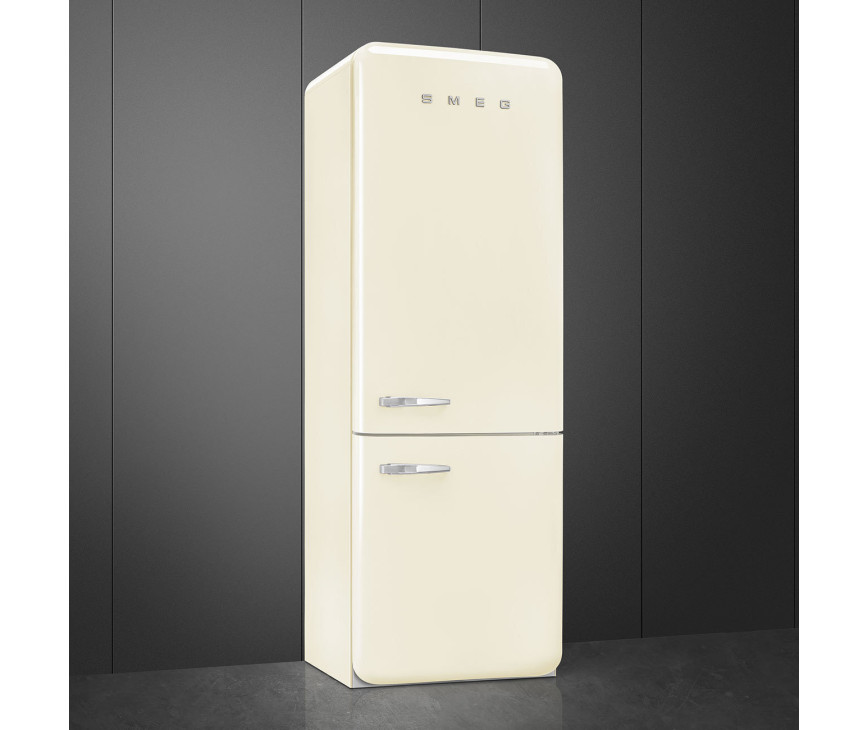 De Smeg FAB38RCR5 is uitgevoerd in retro jaren 50 design