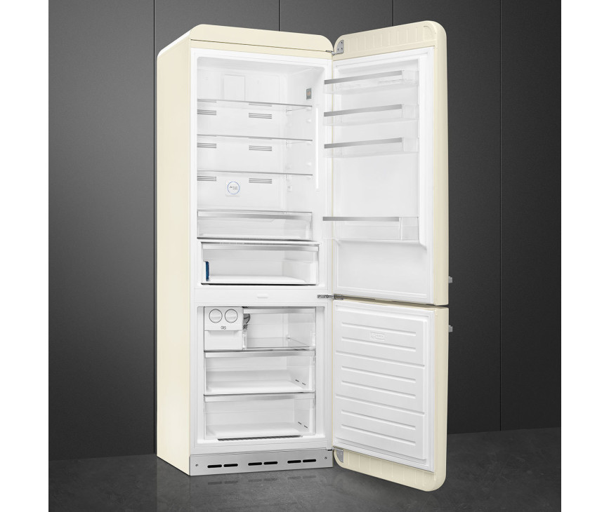 De Smeg FAB38RCR5 heeft een fraai en praktisch vormgegeven interieur