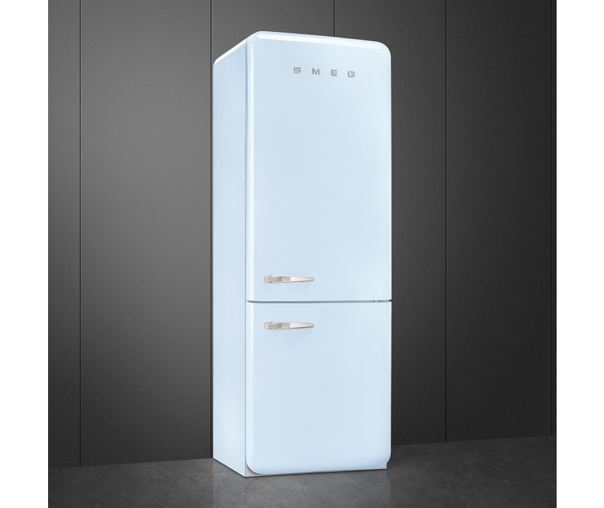 De Smeg FAB38RPB5 is een rechtsdraaiende uitvoering uitgevoerd in de kleur azuurblauw