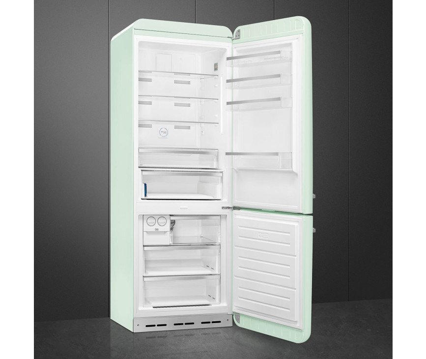 Foto van het interieur van de Smeg FAB38RPG5 koelkast