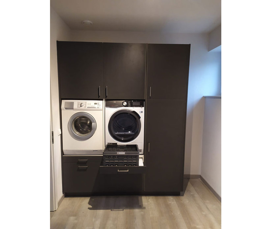 De bijkeuken / wasruimte kast FLUSH uitgevoerd in de kleur Metallic Black