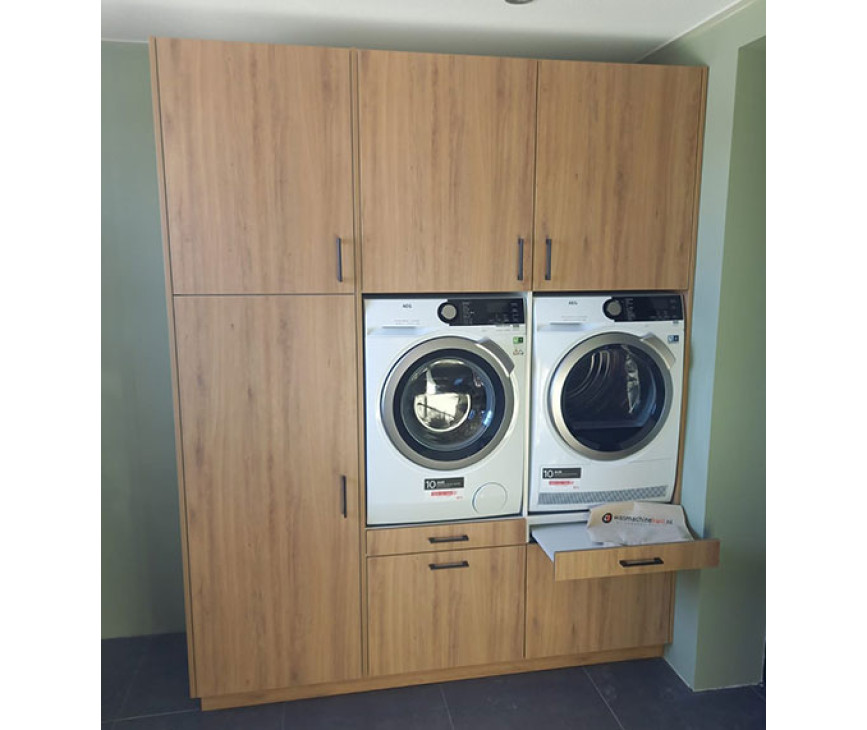 De bijkeuken / wasruimte kast FLUSH uitgevoerd in de kleur Natural Scandinavian