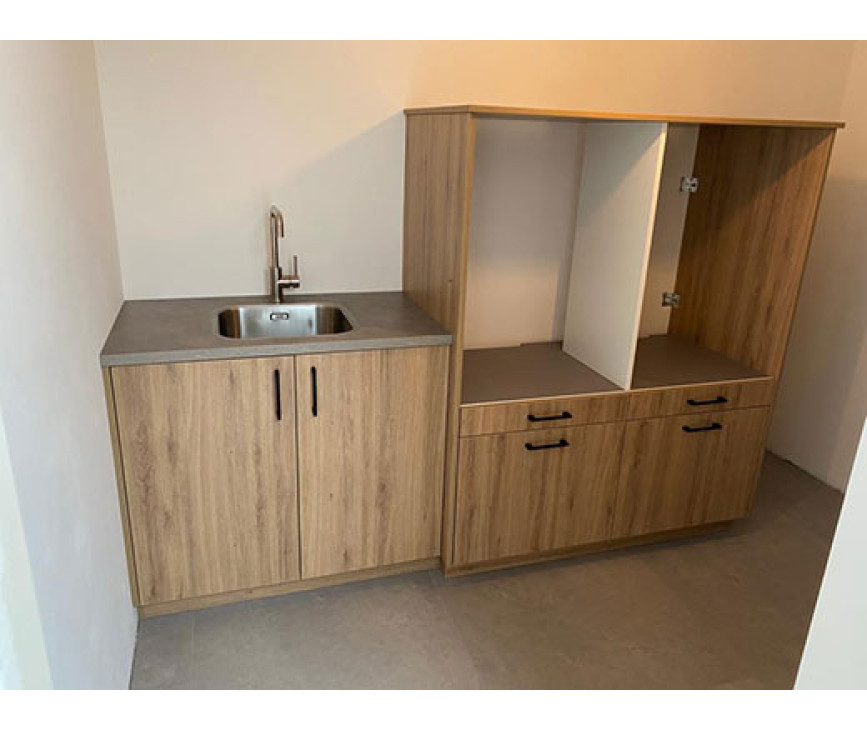 De Wasmachinekast TWO PAIR uitgebreid als maatwerk oplossing met een keukenkast met spoelbak
