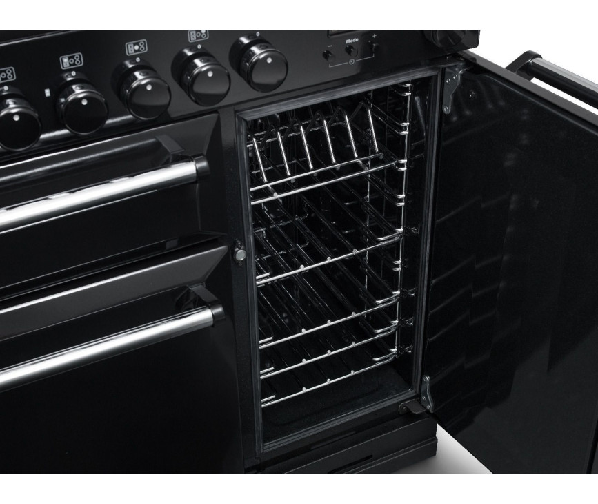 De longdoor oven bevindt zich aan de rechter zijde en heeft een ruime inhoud met hetelucht functie