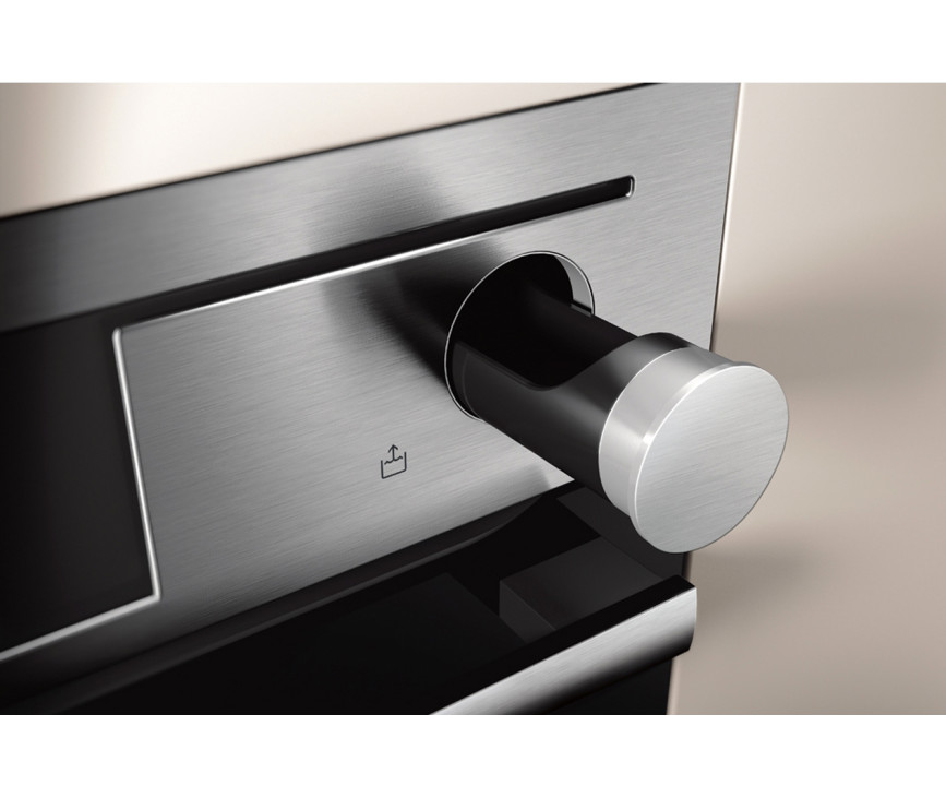 De AEG combi stoom oven BS7304021M heeft een water reservoir rechtsboven