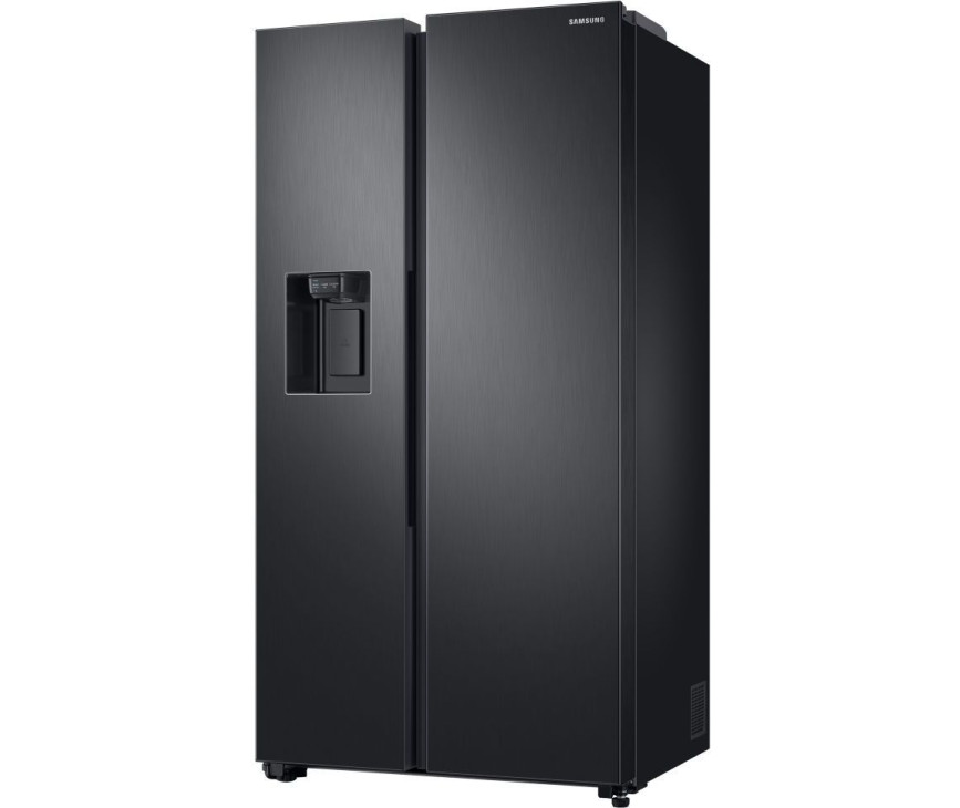 De Samsung RS68N8221B1 side-by-side koelkast heeft een ijs- en waterdispencer in de vriesdeur