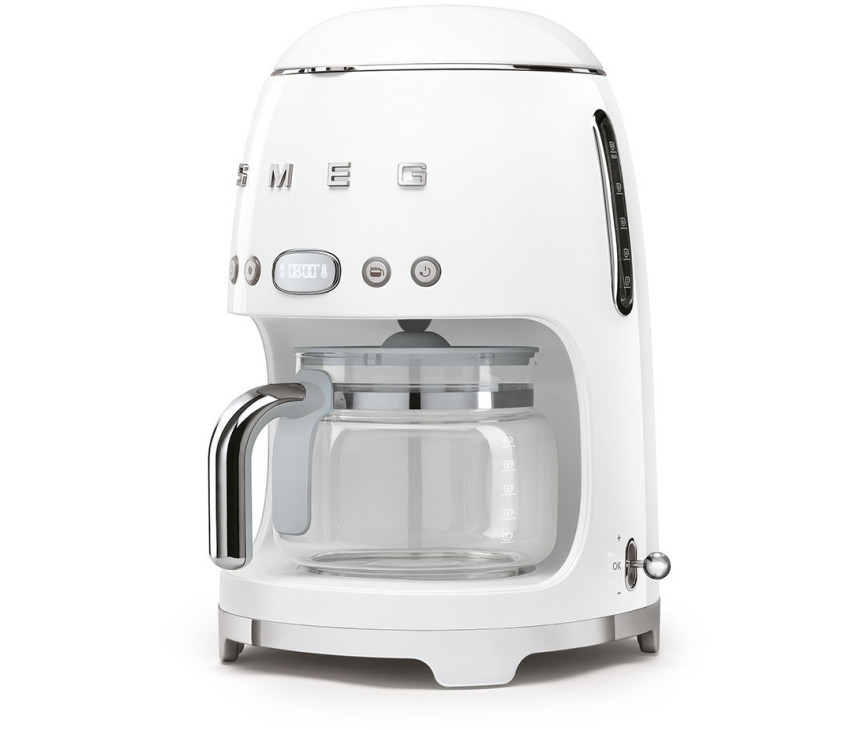 De Smeg DCF02WHEU heeft de bediening aan de voorzijde (chromen knoppen boven de koffiepot)