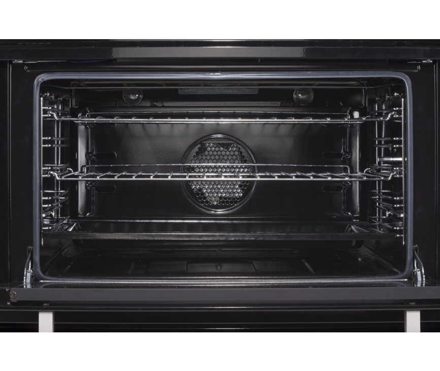 Foto van de binnenzijde van de oven met achterin de VPNRI94BL de ventilator voor de hetelucht circulatie.